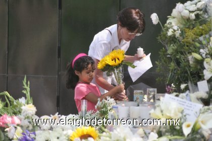 Un altar en señal de duelo fue colocado en la entrada del plantel The Churchill School ubicado al sur de la ciudad de México ,   donde la víspera Marcelo Fernando Martínez González burló los tres filtros de seguridad,   llegó a la dirección de preescolar y mató a la titular del área.