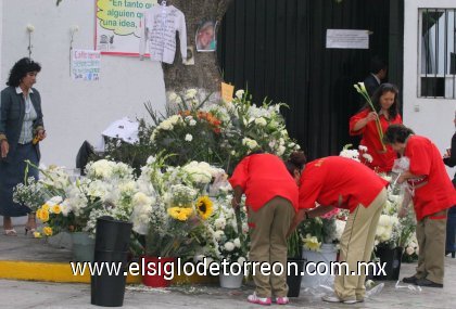 Las manifestaciones de cariño la profesora,  continúan pues han sido colocadas más flores,  veladoras,  imágenes y ropa de niños en el altar que se encuentra afuera del plantel.