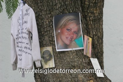 La imagen fotográfica de la directora de preescolar Carla María Jiménez Baños fue puesta en el improvisado altar a las afueras del colegio The Churchill School donde fue asesinada por un padre de familia.