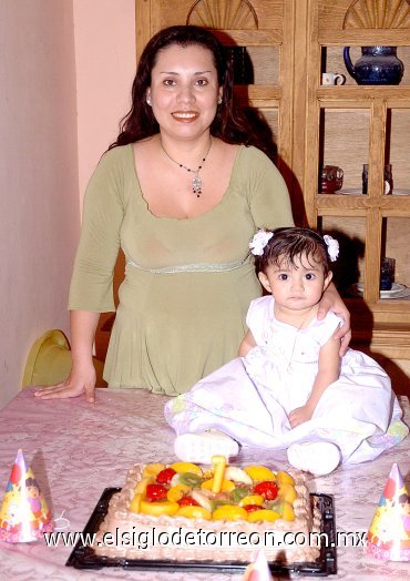 10062007
Belem Esmeralda Valenzuela Herrera junto a su mami, Esmeralda Rocío Valenzuela Herrera, quien la festejó con motivo de su primer cumpleaños.