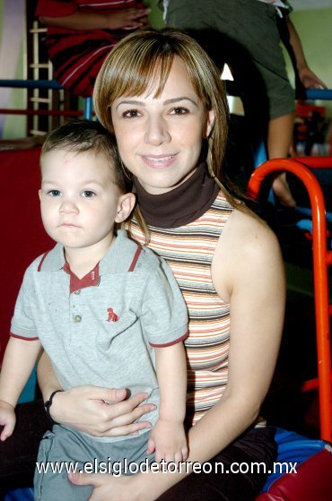 10062007
Enrique Olloqui Ducoulombier junto a su mamá, María Elena Ducoulombier de Olloqui.