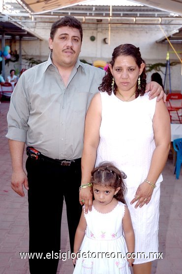 10062007
Gabriela Michelle Hernández Sierra fue festejada por sus padres, Miguel Ángel Hernández y Gabriela Sierra, al cumplir tres años de edad, en dias  pasados.