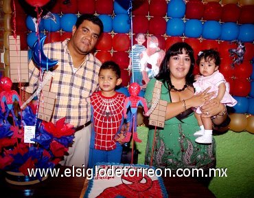 10062007
Luis Felipe fue festejado por sus papás, Luis Felipe Peralta Espinoza y Nelly Campero de Peralta y su hermanita Sofía.