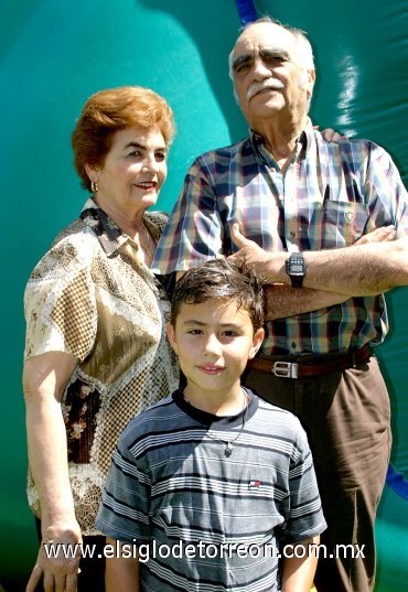 12062007
El festejado acompañado de sus abuelitos, Ricardo Muñoz Valdés y Amelia Rodríguez de Muñoz.