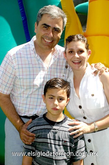 12062007
Rico Muñoz von Bertrab junto a sus papás, Ricardo y Karla Muñoz.