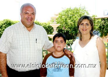 13062007
Daniel Martínez de la Mora con sus papás, Luis Martínez y Elena de la Mora de Martínez.