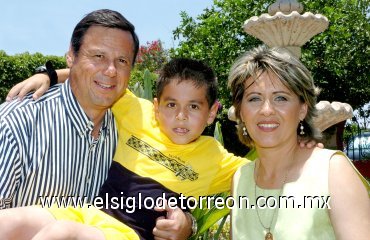 13062007
Fernando Corral de la Mora con sus padres, Luis Corral y Pamela de la Mora de Corral.