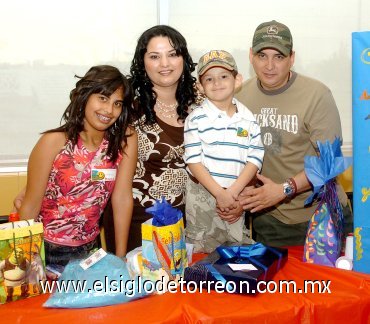 13062007
Joel Dávila Dávila festejó su quinto cumpleaños en compañía de sus papás, Joel Dávila y Ana Luisa de Dávila y su hermana, Fernanda Dávila.