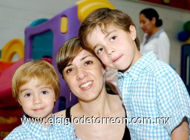 13062007
José y Hernán Revuelta con su mamá Vivi de Revuelta.