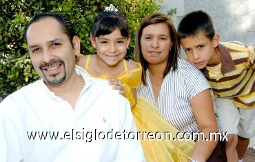 13062007
Mario Enrique Cázares y Guadalupe Bruno de Cázares prepararon una fiesta de cumpleaños para su hija Ana Paola Cázares Bruno; también la acompaña su hermanito Mario Enrique.