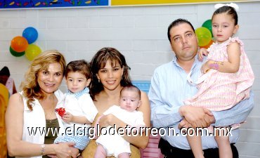 13062007
Sofía y Fernando Gutiérrez González junto a sus padres, Fernando Gutiérrez Pérez y Lorena González de Gutiérrez y su abuelita, María Emilia Salinas.