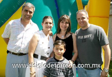 14062007
Rico Muñoz von Bertrab junto a sus papás, Ricardo y Karla Muñoz y sus padrinos, Roberto González Lobo y Susana Grageda de González.