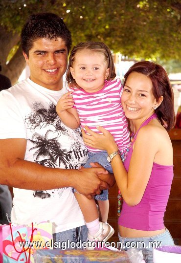 15062007
Ana Lucía junto a sus padres, Humberto Hernández y Gaby Tinajero.