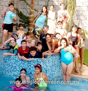 15062007
Dafne Kort Núñez, acompañada de sus amigos asistentes a su fiesta de cumpleaños.