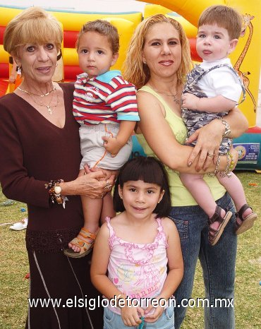 15062007
Mariana acompañada de su tía abuela Nayat Charara Elías, su tía Nadime, su hermano Adel y su primo Adib.