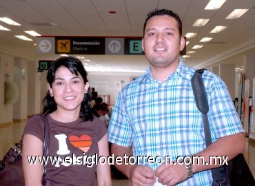 11062007
Raúl Delgado viajó a Mexicali, lo despidió Paula Ramírez.