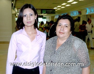 13062007
Norma Palomares viajó a Los Cabos, la despidió Norma Rodríguez.