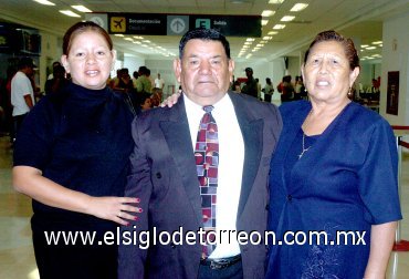 13062007
Santos Rivas viajó a Tijuana, lo despidieron Consuelo Saldaña y Martha Rivas.