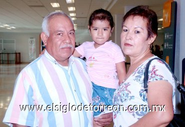 14062007
Adolfo Aldaba, Bertha Calvillo y la pequeña Natalia Medina viajaron a Baja California.