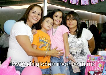 15062007
Andrea Miranda Flores Gutiérrez junto a su mamá, Beatriz Gutiérrez Villegas y sus hermanos, el día que festejó su séptimo cumpleaños.