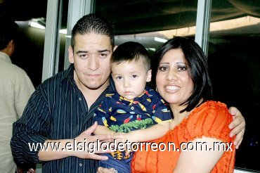 15062007
Raúl y Olga Ramírez con su hijo Ángel, en pasado festejo infantil.