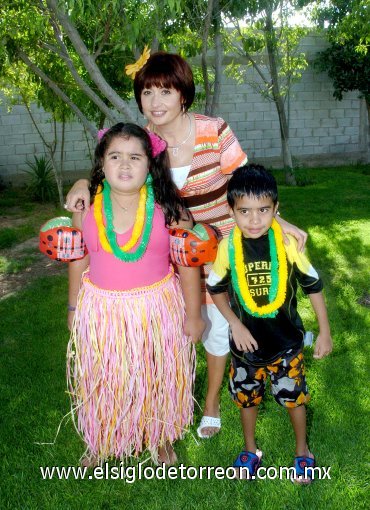 16062007
Daniela y Jaime González con su mamá Nena Gutiérrez de González, en una fiesta infantil.