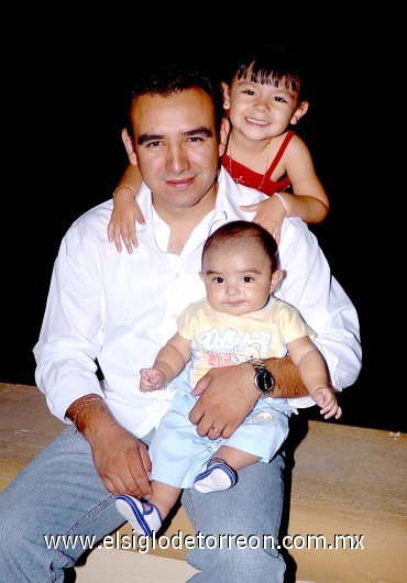 17062007
Daniel Rauda Aranda con sus pequeños hijos Hanah Sofía y Daniel Rauda Torres, en una fotografía con motivo del Día del Padre.