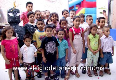 17062007
El pequeño Brandon Gutiérrez Arellano recibió muchas felicitaciones de parte de sus amiguitos, en la piñata que le ofrecieron por su cumpleaños.