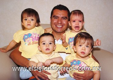 17062007
Héctor Becerra Flores y sus hijitos Mariana, Ximena, Natalia y Héctor Becerra Alatorre