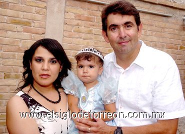 17062007
Huguette con sus papás, José Muñoz Caraveo y Huguette Téllez de Muñoz.