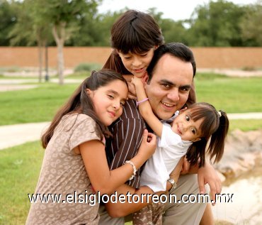 17062007
Jorge Rivera Mendoza y sus hijos Daniela, Jorge Ernesto y Ana Camila.