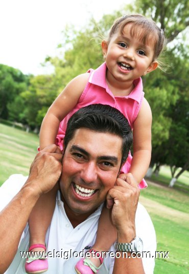 17062007
José Giraldez Barraza junto a su pequeña hija Luciana Giraldez Gamboa, en una foto con motivo del día del padre