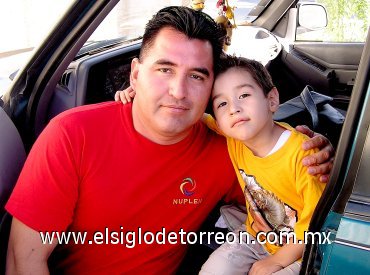 17062007
Juan Diego Morales Martínez con su hijo Diego Alfonso Morales García, en una fotografía con motivo  del Día del Padre.