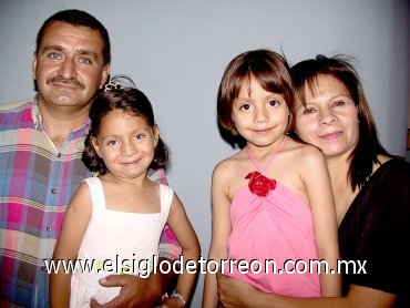 17062007
Mariana Díaz Vargas cumplió cinco años de edad y fue festejada por sus padres, Venancio Díaz y Norma Araceli Vargas y su hermanita Diana Araceli.