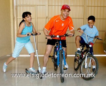 17062007
Miguel Chong López festejará hoy junto a sus hijos Miguel Antonio y Lili Chong Alcalá.