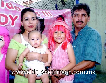 17062007
Sandra Lizeth López Muñoz fue festejada por sus padres, Patricia y Sergio Alberto López y su hermanita Renata Alejandra, al cumplir seis años de edad.