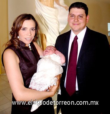 18062007
Claudia y José Carlos Velasco con su pequeña Valeria.