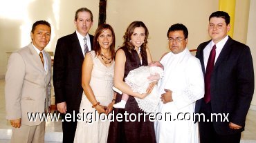 18062007
Valeria con sus padres José Carlos y Claudia Velasco, sus padrinos Fernando Venegas Yaber, Manuel Garza Leal y Lorena Venegas de Garza y el padre José de Jesús Rodríguez.