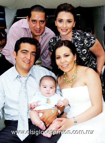 19062007
El bebé Juan Pablo Martínez Hurtado con sus padres César y Gisela Martínez,  sus padrinos Carlos Martínez Ramírez y Gaby González de Martínez.