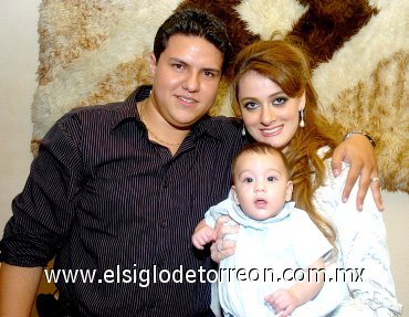 21062007
Raúl Duarte Torres y Paulette Wiley de Duarte con su pequeño Raúl, el día de su bautizo.