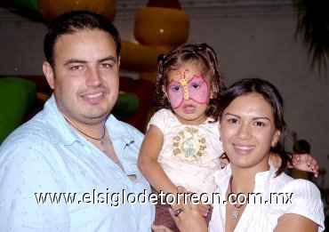 21062007
Ximena González disfrutó de una alegre fiesta por su tercer cumpleaños, organizada por sus padres, Alejandro González y Bertha Torres.