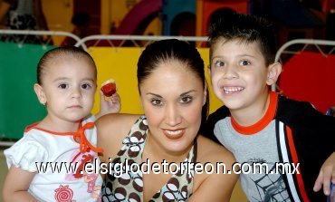 22062007
Constanza y Armando Vela festejaron su segundo y sexto cumpleaños junto a su mamá, Elvia Vela.