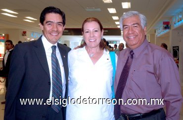 15062007
Alfredo Treviño llegó del DF, lo recibieron Carlos y María Luisa López.