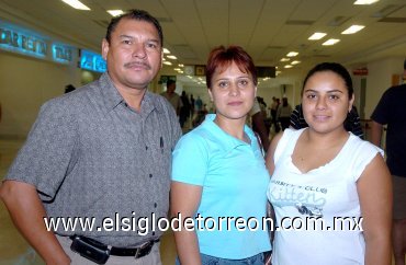 22062007
Gaby Canderos viajó a Tijuana, la despidieron Ismael y Nelly Coronado.