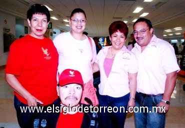 22062007
Leticia, Mónica y Pedro Ramírez, María Luisa y Adriana Servín viajaron a Cancún.