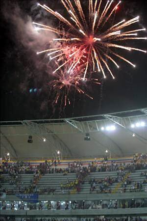 Un festival de fuegos artificiales puso punto y final al partido Brasil-México.