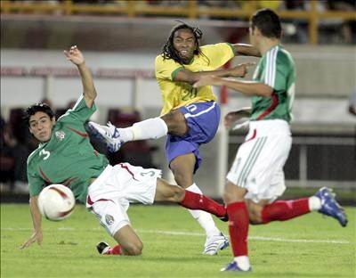 Con problemas, pero México sorteó los momentos de presión y controló las acciones para salir con un triunfo que muy pocos tenían presupuestado en este inicio del torneo más importante a nivel de selecciones nacionales en el Continente Americano.