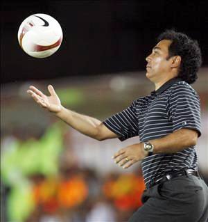 El director técnico de México Hugo Sánchez juega con un balón al inicio del partido Brasil-México,correspondiente e la primera fase de la Copa América 2007.