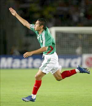 El mexicano Ramón Morales festeja su gol ,segundo para México, durante el partido Brasil-México.