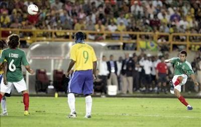 Brasil no salía de su sorpresa del primer tanto cuando ya tenían el segundo en la frente, apenas seis minutos después, por medio de Ramón Morales en un tiro libre.